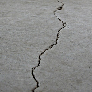 Floor cracks need underpinning in Florida